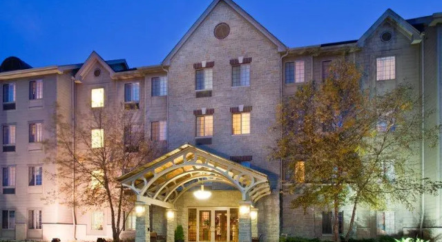 Кровать в общем номере Staybridge Suites Chicago-Oakbrook Terrace by IHG