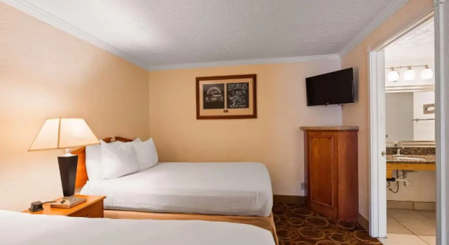 Четырёхместный люкс Sturgis Lodge & Suites, Travelodge by Wyndham