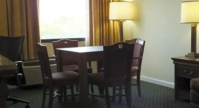 Четырёхместный люкс с 2 комнатами Crowne Plaza Hotel Hickory by IHG