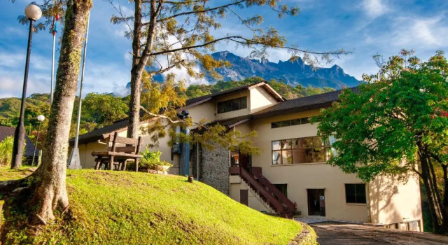 Четырёхместный люкс Kinabalu Park Hotel
