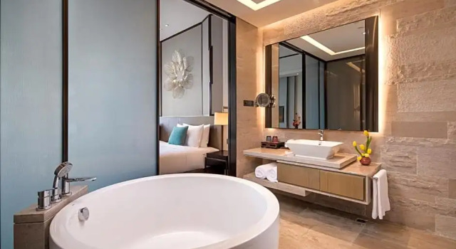 Четырёхместный номер Standard с видом на горы HUALUXE Xiamen Haicang Habour View
