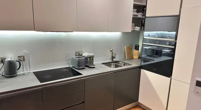 Apartment-sleeps3-hottub-patio, Забронировать Апартаменты/квартира Лондонский Сити Лондон, рядом с Здание Уоки-Токи