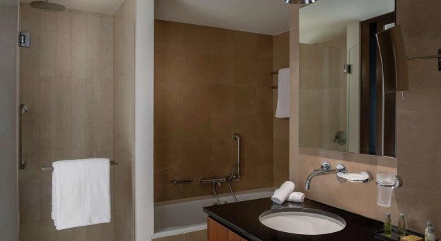 Номер Standard с балконом Hilton Beirut Downtown