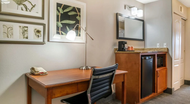 Люкс c 1 комнатой Country Inn & Suites by Radisson, Rossford - Toledo South