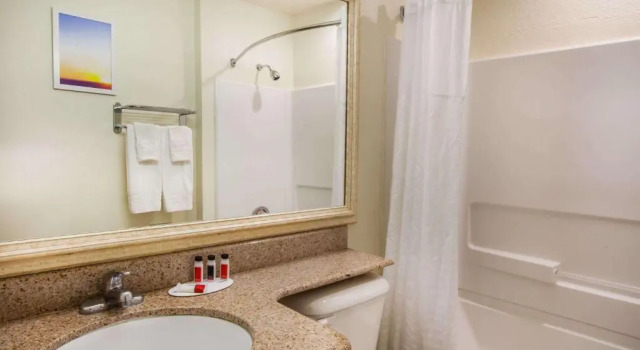 Четырёхместный номер Standard Days Inn & Suites by Wyndham Antioch