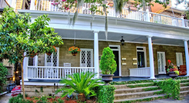 Comfortable Escape 2BR Historic Downtown, Забронировать Отель Бизнес-отели Саванны, рядом с Музей африканского искусства в городе Саванна, 4* 5*