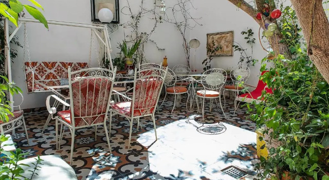 Кровать в общем номере Athens Quinta