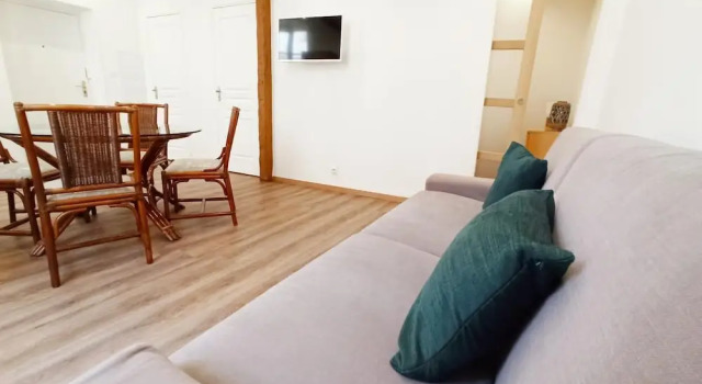 Central 1 Bedroom with Balcony, Забронировать Отель Канны Приморские Альпы, рядом с Продуктовый рынок Forville Provencal