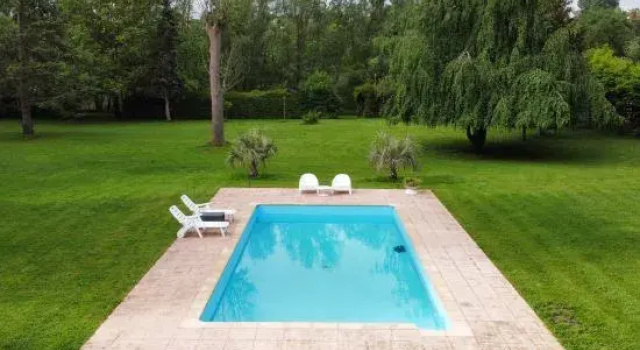 Family apartment by the Marne River – Pool, garden & free parking near Disneyland
