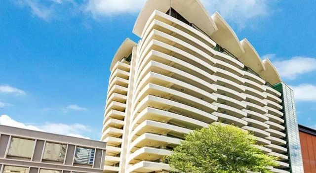 QV Central Upscale Apt in a Hotel (929)