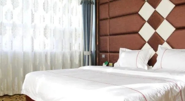 Четырёхместный семейный люкс Jia He Business Hotel