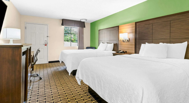 Четырёхместный номер Standard Econo Lodge Russellville