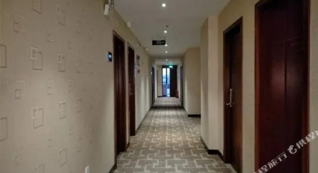 Suining 8 Hotel Southeast Comer Fliyover Store, Prenota Hotel Suining Sichuan