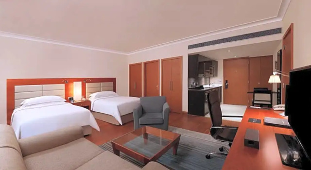 Номер Deluxe с видом на бассейн Hilton Bangalore Embassy GolfLinks