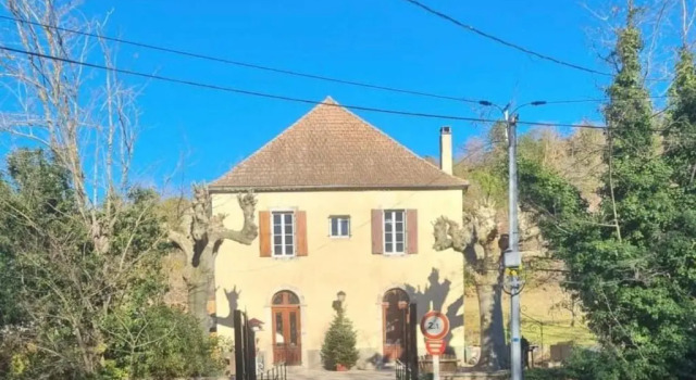 Newly renovated house with pool, Book Hotel Hoteller i Corbières med parkering, Parkering