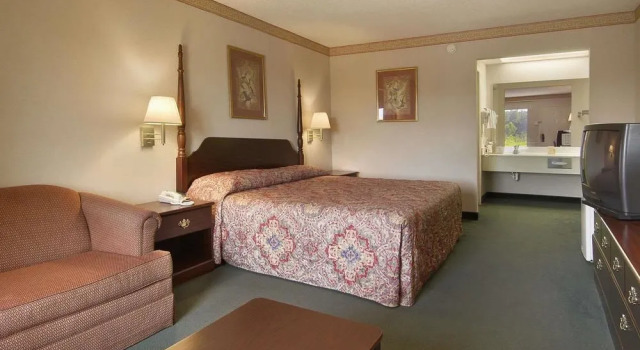 Days - Inn - Yanceyville, Забронировать Отель Янсивилл Северная Каролина