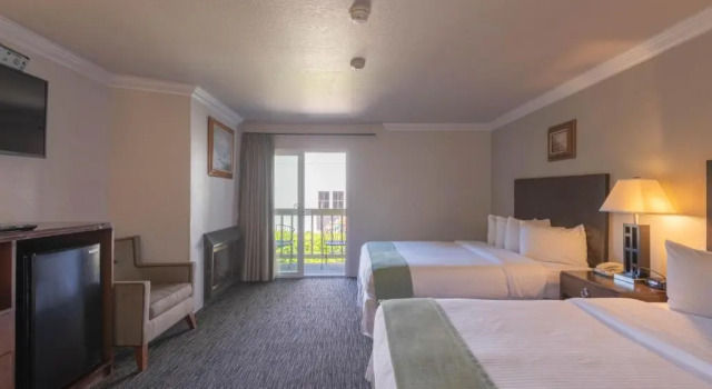 Четырёхместный номер Standard Cannery Row Inn