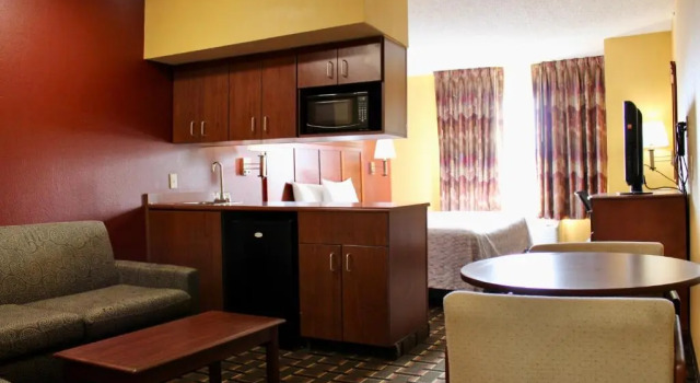 Люкс HomeTown Inn & Suites