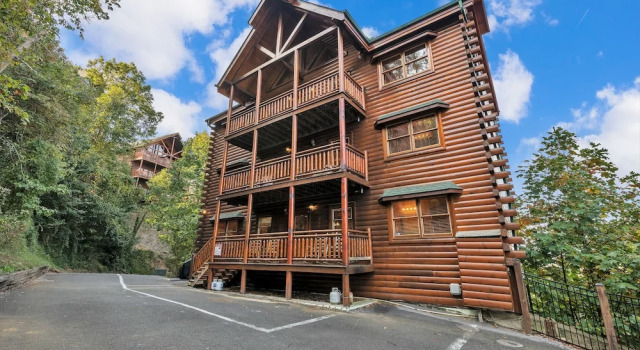 Cabin w/ Theater, Games & Hot Tub! Sleeps 30!