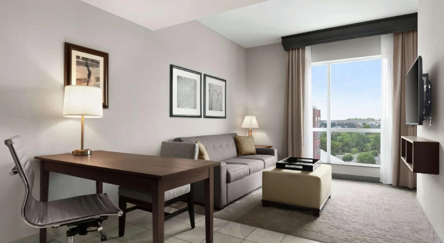 Двухместный люкс с 2 комнатами Embassy Suites Charlotte/Ayrsley