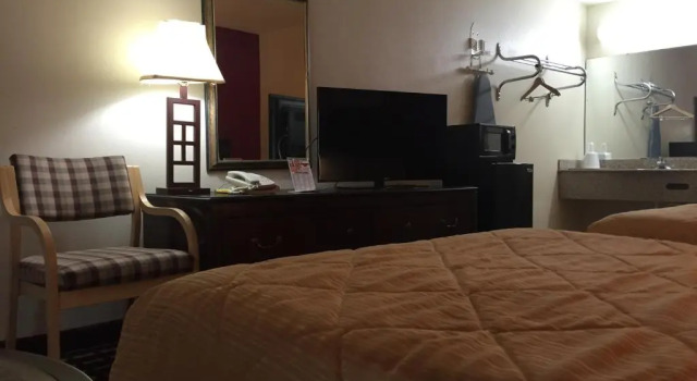 Четырёхместный номер Standard Parkway Inn