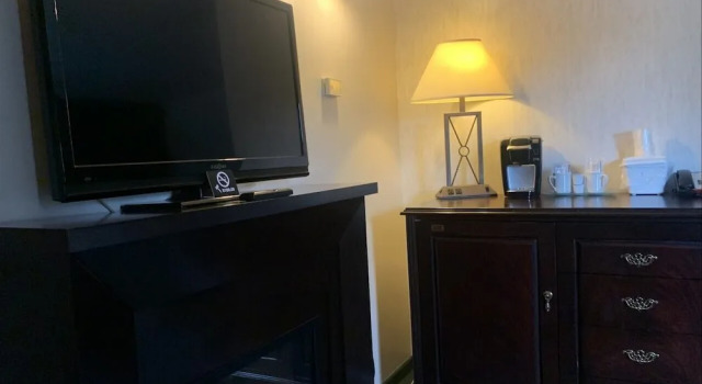Двухместный люкс Bancroft Inn & Suites