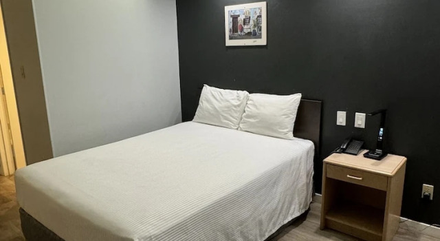 Номер Canadiana Motor Inn