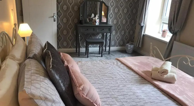 5 Guests - Helens House Derry City Centre - 3 Bed, Забронировать Отель Отели Лондондерри 3 звезды, рядом с The River Faughan, 3*