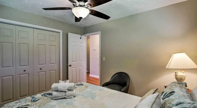 Spacious Mount Pleasant Home: 5 Mi to Beach, Забронировать Дом для отпуска Маунт-Плезант Charleston Area, рядом с East Cooper Medical Center