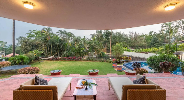 StayVista at Shantam House, Varaa Hotelli Hotellit New Delhi uima-altaalla, Uima-allas