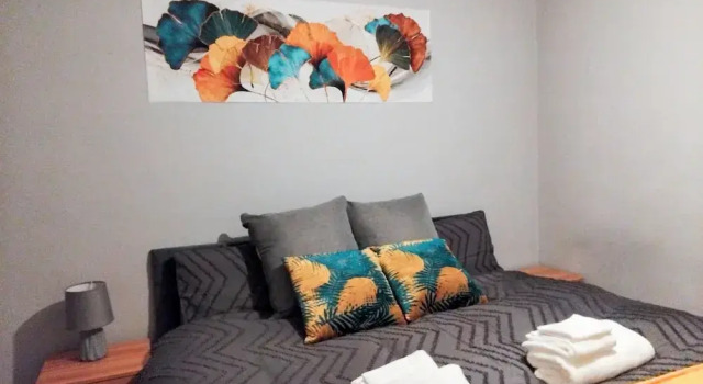 Corby - Sleeps 5 - Parking - Town Centre, Reservar Hotel Corby Northamptonshire County