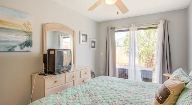 5508 Beach Drive by Forehand Rentals, Book Hotel Hoteller i Lower Grand Lagoon med parkering, Parkering