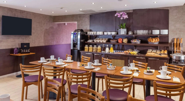 Кровать в общем номере Hotel Apolonia Paris Montmartre; Sure Hotel Collection by Best Western