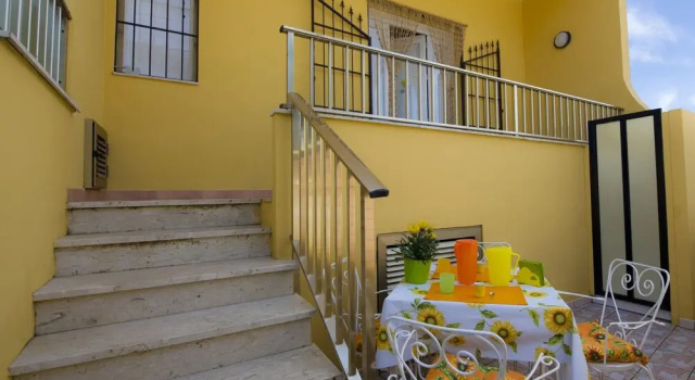 B&B Fiori Gialli Caucana, Забронировать Отель «постель и завтрак» Санта-Кроче-Камерина Долина Ното
