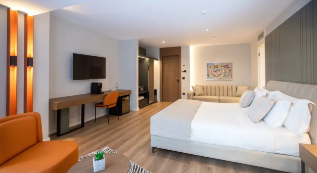 Двухместный номер Premium с балконом Hotel Elisa Tirana, Affiliated by Meliá