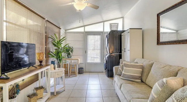 3 Mi to Nokomis Beach: Resort Home in Florida, Забронировать Дом для отпуска Коттеджи Нокомис, Коттедж