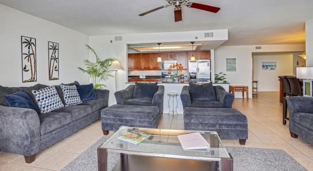 Trillium 1C Beach Front Condo With Private Balcony/updated/pool, Забронировать Апартаменты/квартира Апартаменты Мадейра-Бич, рядом с The Church by the Sea, Апартаменты/квартира