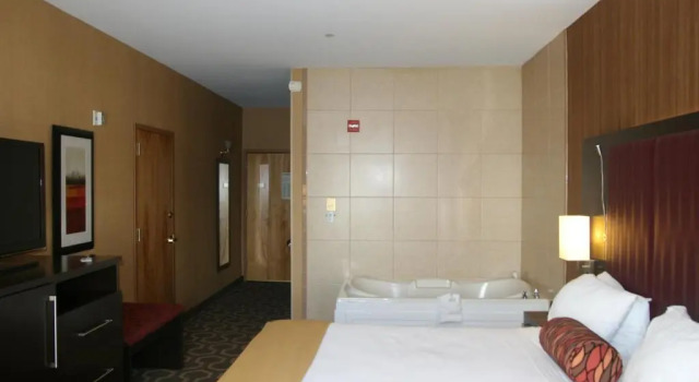 Двухместный номер Deluxe Holiday Inn Express Hotel & Suites Vineland Millville by IHG