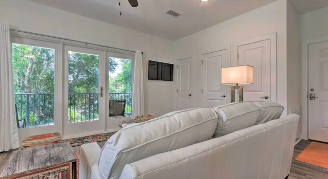Апартаменты с 2 комнатами с балконом Bright Condo w/ Pool, 3 Blocks to Santa Rosa Beach