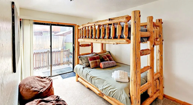 Quiet 2BR Home w/ Kid-Friendly Yard, Забронировать Дом для отпуска Отели South Lake Tahoe Area с парковкой, Парковка