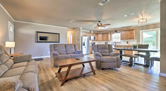 Quiet Haven w/ Hot Tub, 4 Mi to Canyon Lake!