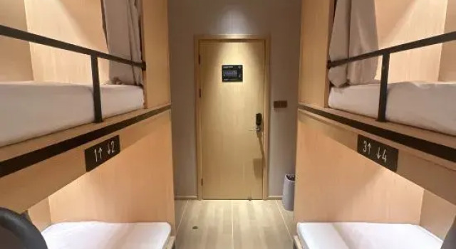 Кровать в общем номере (мужской номер) Captain 5 Youth Hotel (Shanghai Zhongshan Park Jiangsu Road Subway Station)