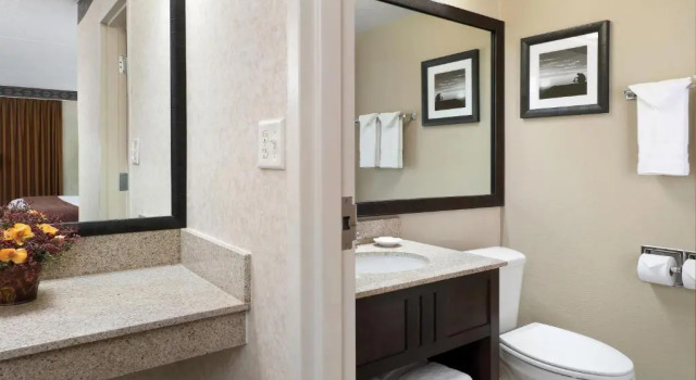 Четырёхместный номер Executive Best Western Ramkota Hotel