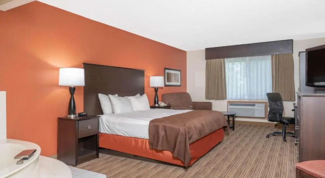 Номер Standard AmericInn by Wyndham Rogers