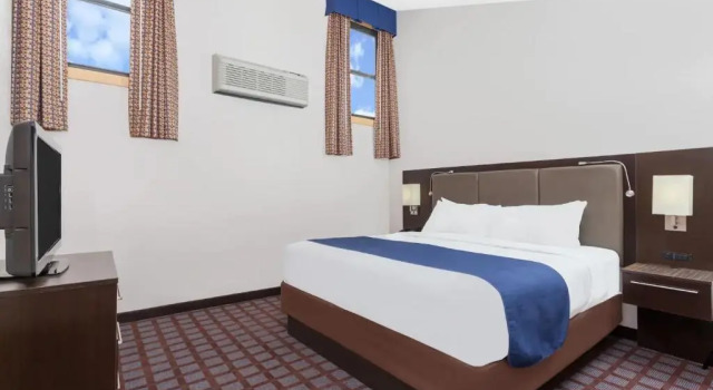 Люкс Days Inn by Wyndham Woodbury Long Island