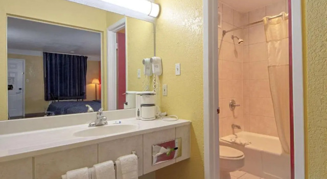 Четырёхместный номер Standard Economy Inn & Suites