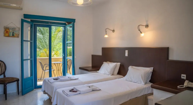 Двухместный номер с частичным видом на море Karavostasi Beach Hotel