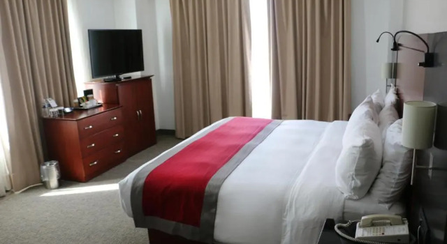 Четырёхместный номер Premium Radisson Poliforum Plaza Hotel Leon
