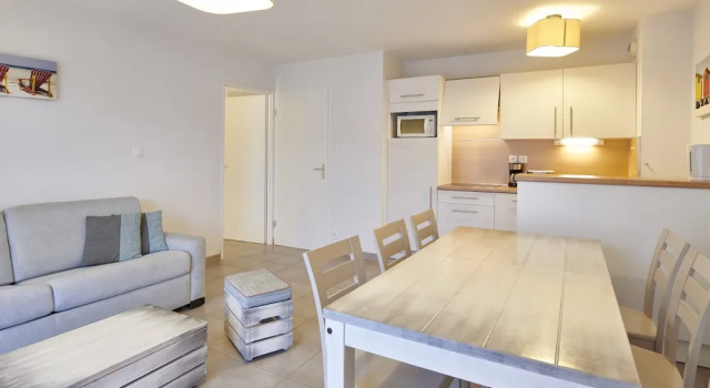 Кровать в общем номере с 3 комнатами с балконом Résidence Vacances Bleues Les Jardins dArvor
