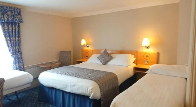 Семейный номер Standard The Queens Hotel & Victoria Cloisters Apartments